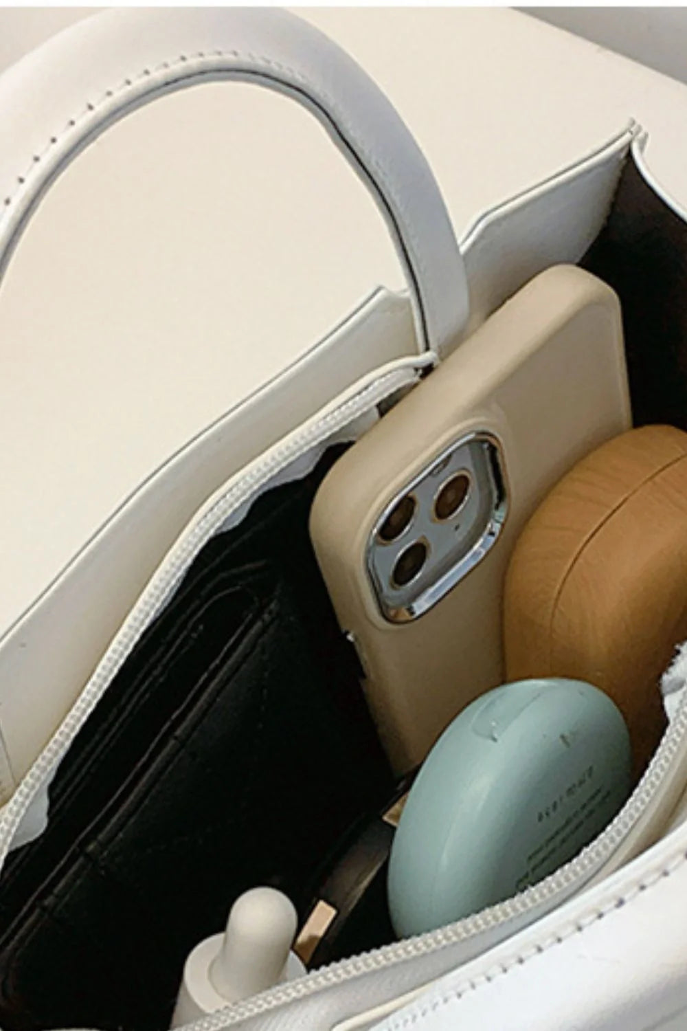 Dazzling PU Leather Sequin Handbag Shimmers